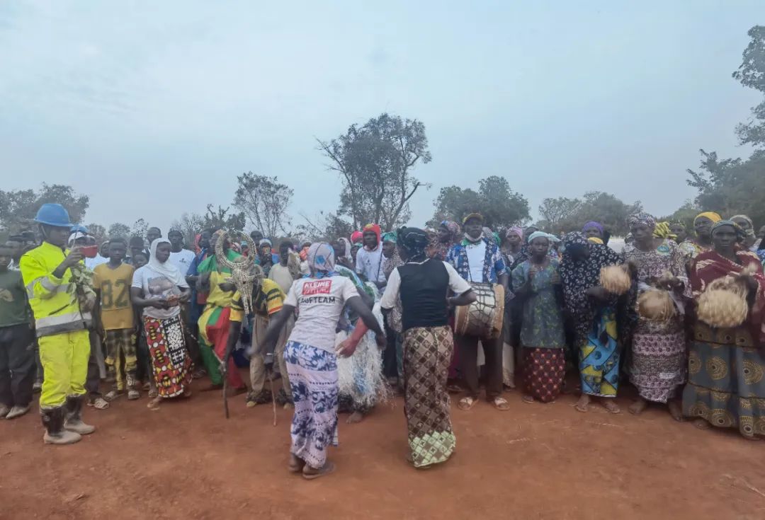 捐赠拖沓机 构筑储水坝 马里锂矿项目公司积极支持社区发展4.jpg