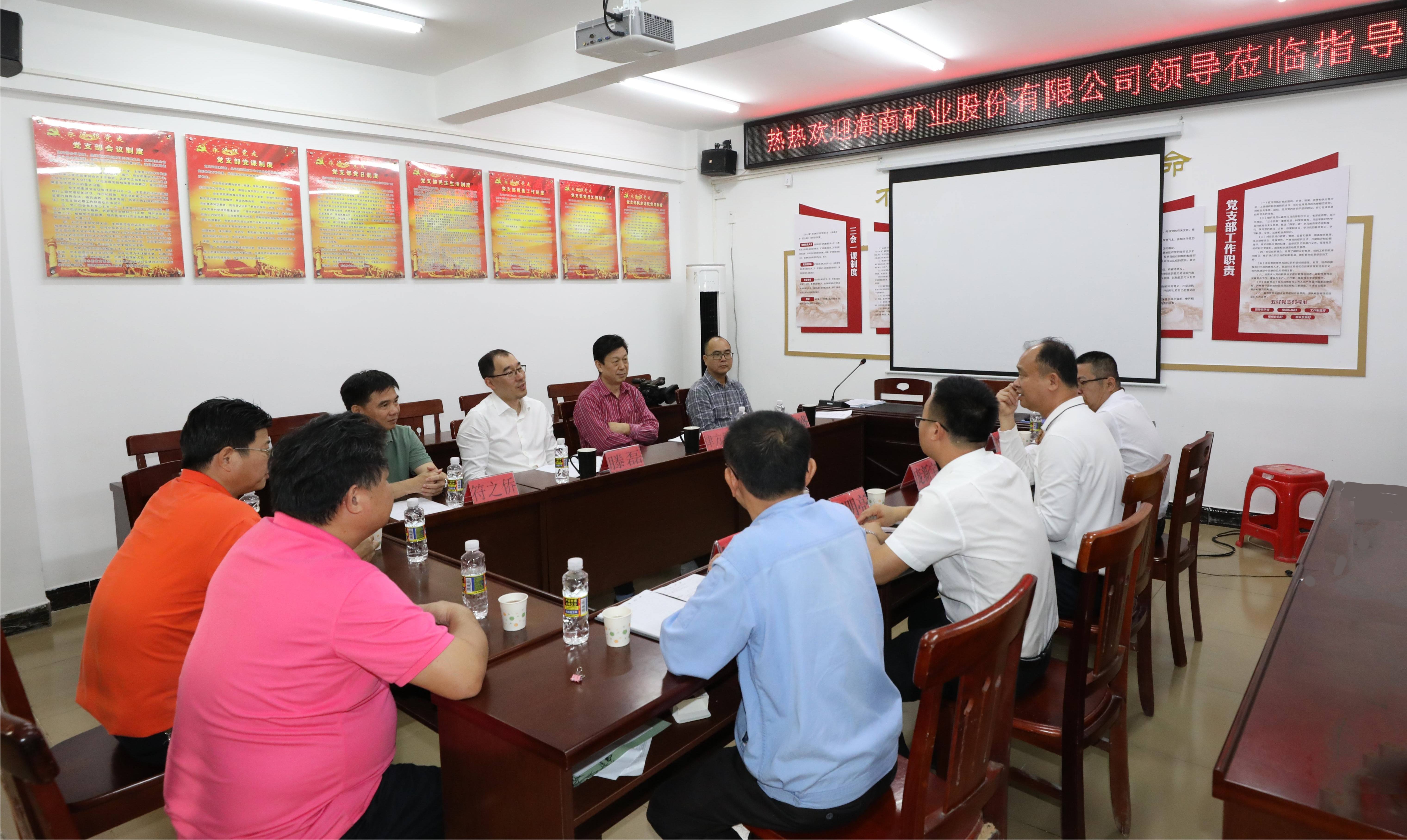 XPJ官网总裁滕磊到兴诗村发展调研与慰问