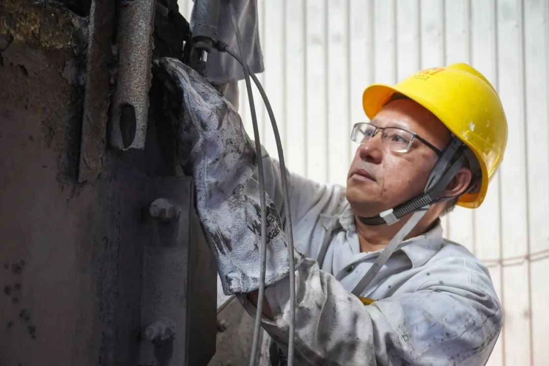 喜报 | XPJ官网员工陈用利被授予“海南省劳动圭表称号”