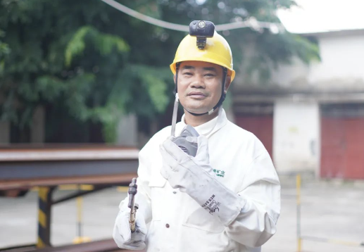 XPJ官网员工李勇:全国赞美！XPJ官网员工李勇荣膺全国劳动圭表