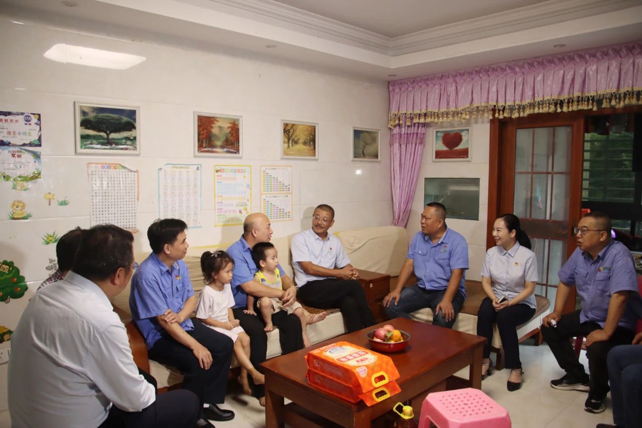 XPJ官网党委发展“七一”走访慰问活动