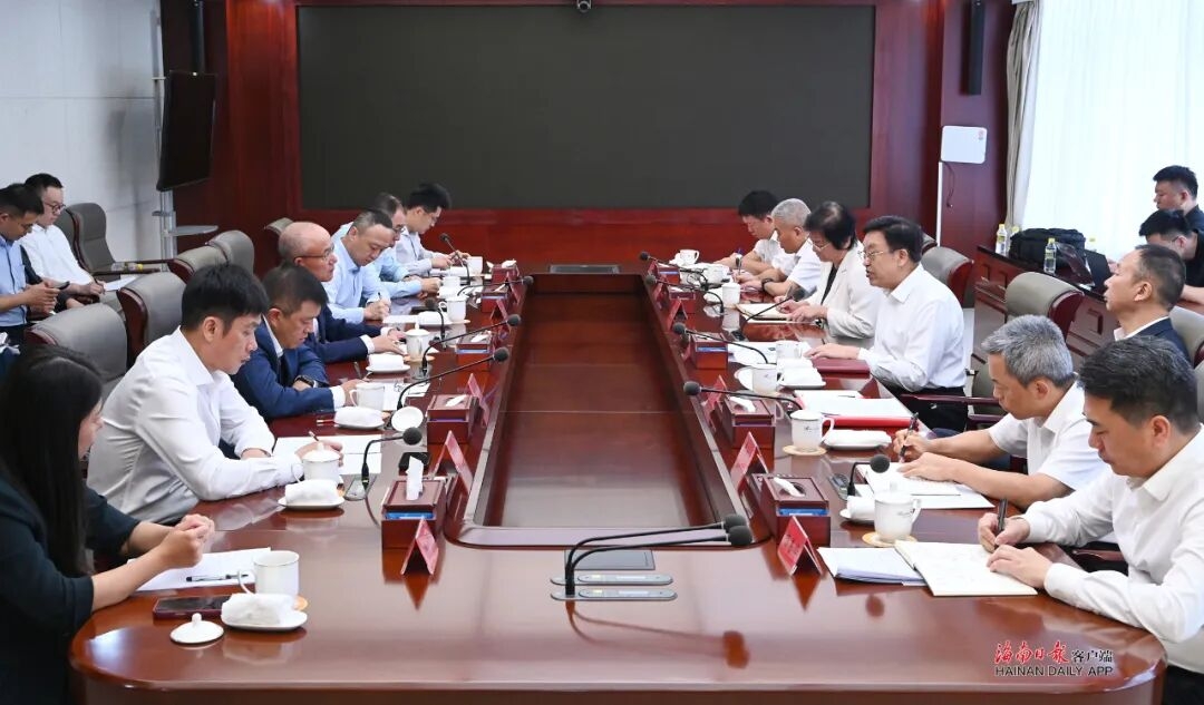 海南省委书记冯飞与复星国际董事长郭广昌一前进行座谈